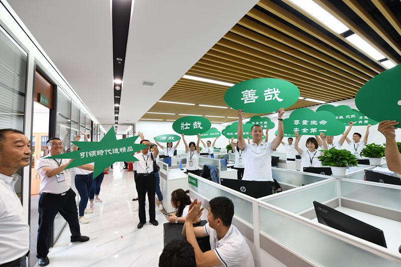 第十二工程公司唱跳、手舉寫有企業(yè)文化標語的KT板_副本